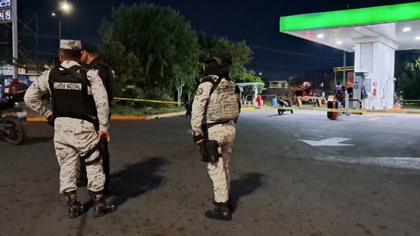 Exteniente balea a repartidor en gasolinera tras confundirlo con asaltante