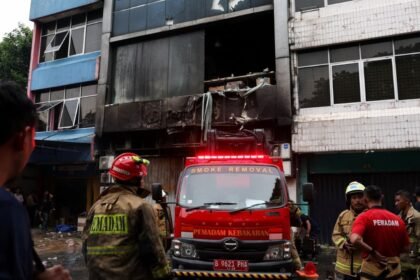 fallecen 22 personas en incendio de edificio de empresa de