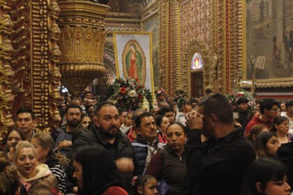feligreses expresan su devocion a la virgen en el santuario