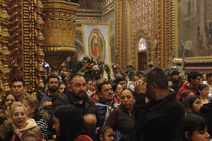 feligreses expresan su devocion a la virgen en el santuario