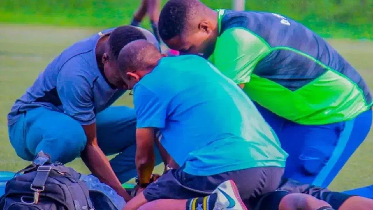 Futbolista burundés muere en partido tras tragarse una moneda en ritual