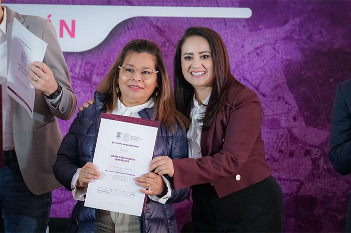 gladyz butanda otorga escrituras a 300 familias en morelia