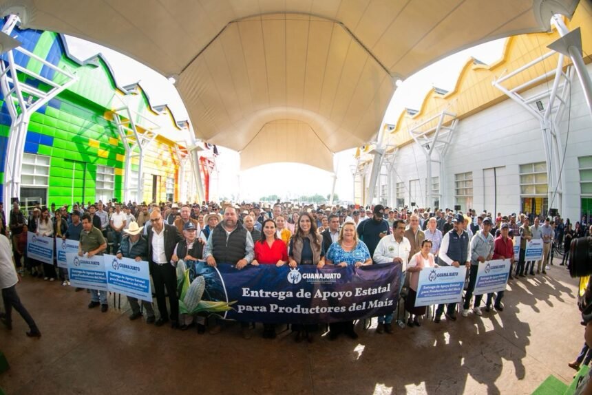 gobernadora entrega apoyos a productores de maiz en guanajuato