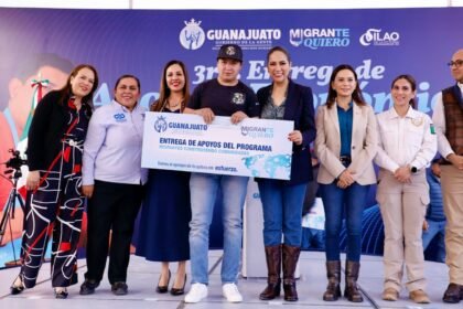 gobernadora libia dennise entrega apoyos economicos a personas migrantes en