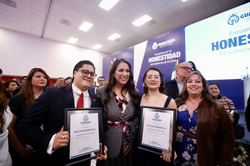 gobierno de la gente reconoce a servidores publicos destacados por