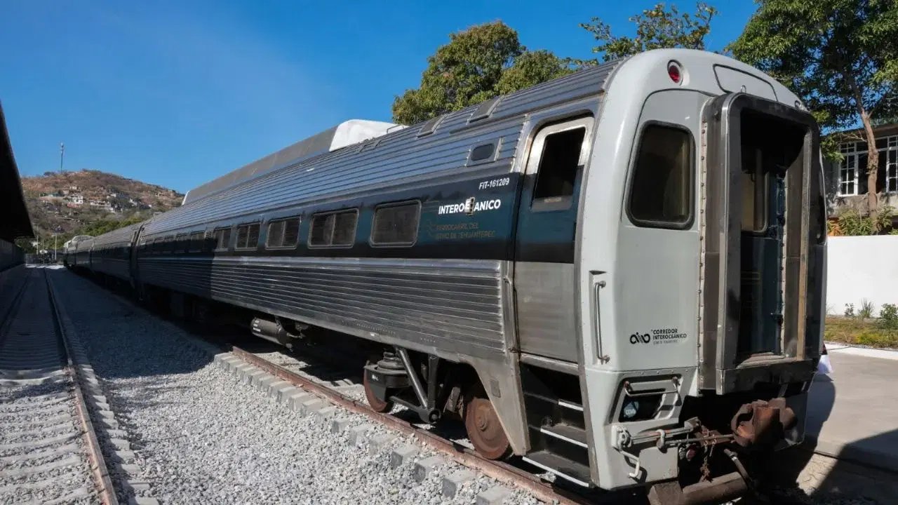Gobierno federal compró locomotoras y vagones usados para Tren Interoceánico