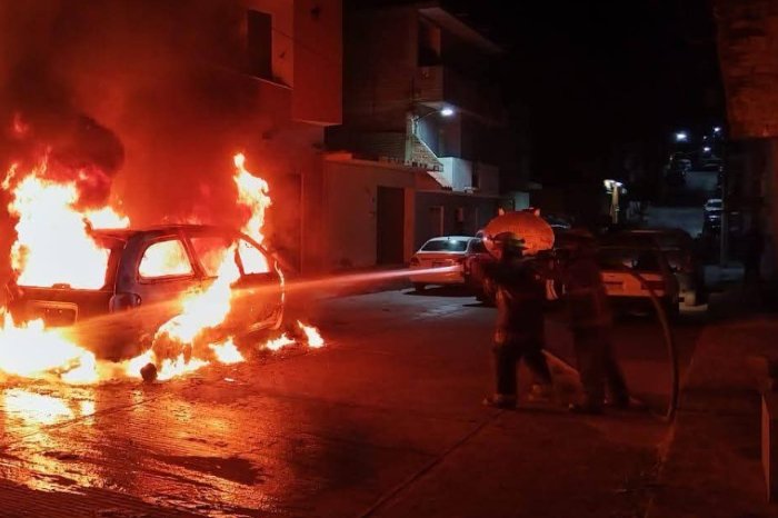 incendio consume camioneta estacionada en la piedad