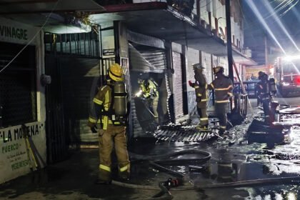 incendio consume un local del mercado del auditorio en morelia