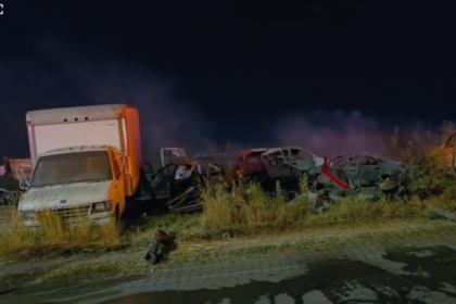 Incendio en corralón consume vehículos al norte de Morelia, Michoacán