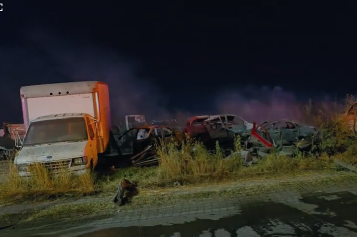 Incendio en corralón consume vehículos al norte de Morelia, Michoacán