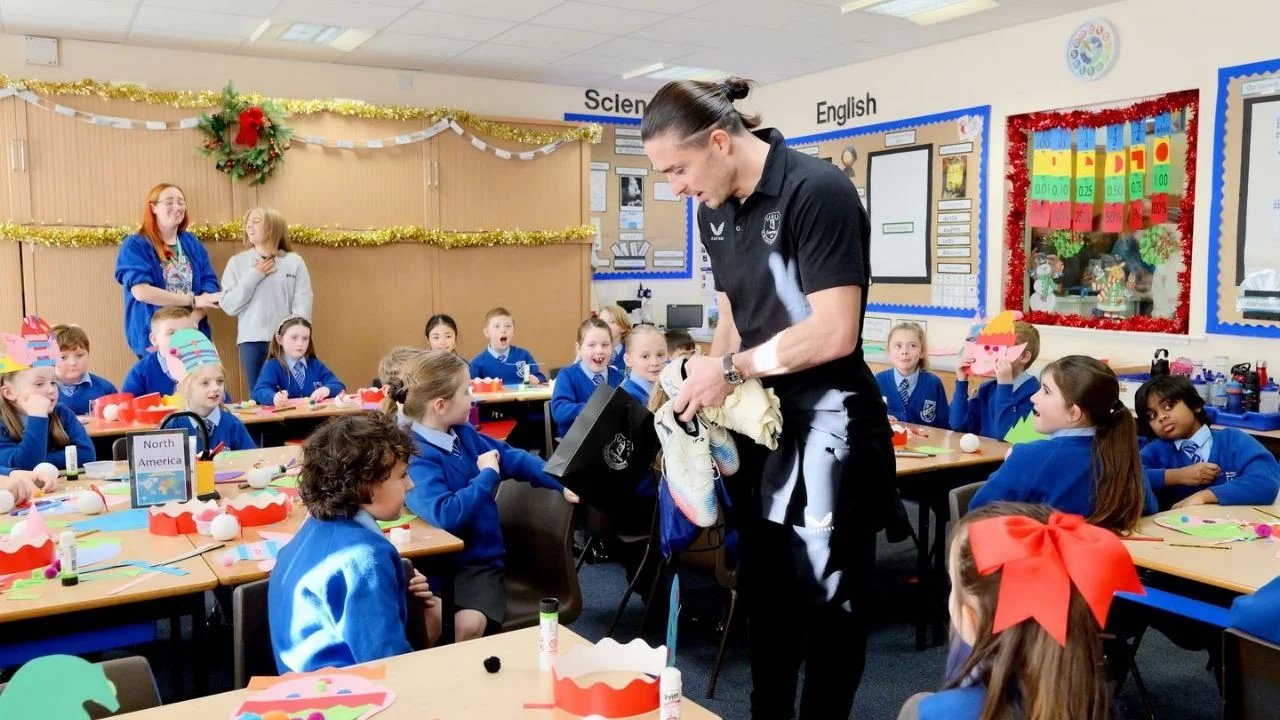 jack grealish invita a nino en duelo a ser mascota