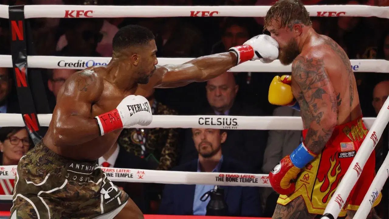 Jake Paul consuela a rival tras accidente que dejó dos muertos