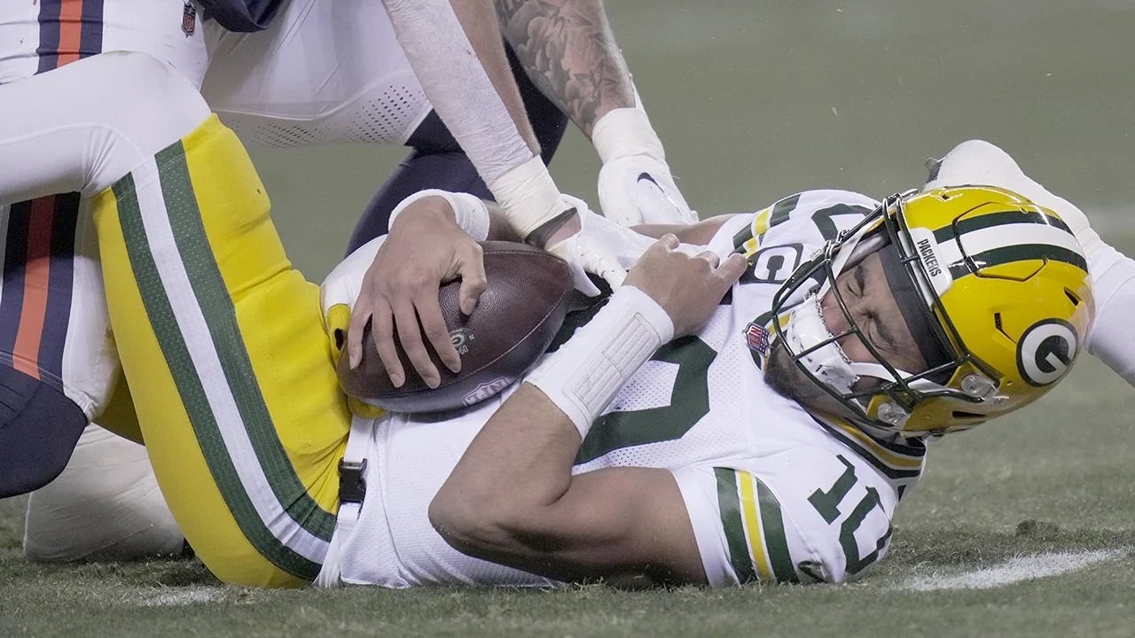 jordan love quarterback de green bay sufre conmocion cerebral tras