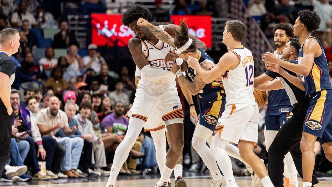 José Alvarado y Mark Williams suspendidos tras pelea en partido NBA