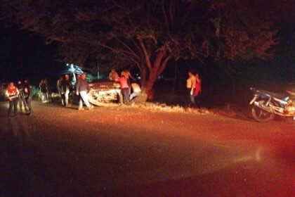 joven muere tras volcar su camioneta en la carretera uruapan ziracuaretiro