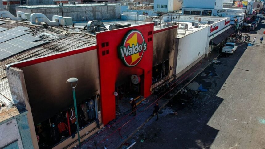 Juez ordena captura de 25 por incendio en Waldo's, Sonora; siete detenidos