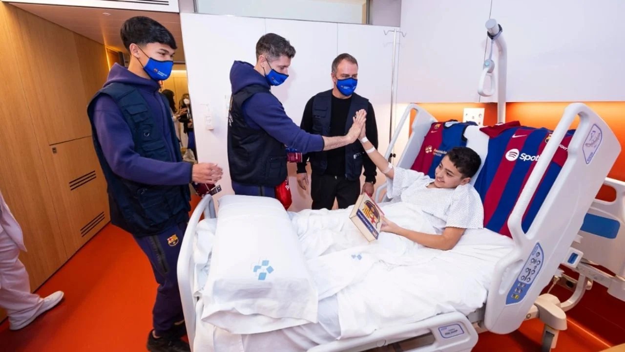 jugadores del barcelona visitan 10 hospitales para llevar alegria navidena