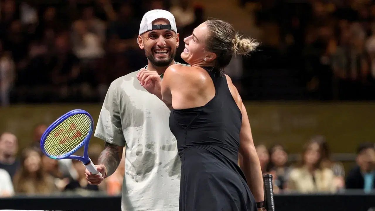 Kyrgios vence a Sabalenka: polémica por cancha más pequeña