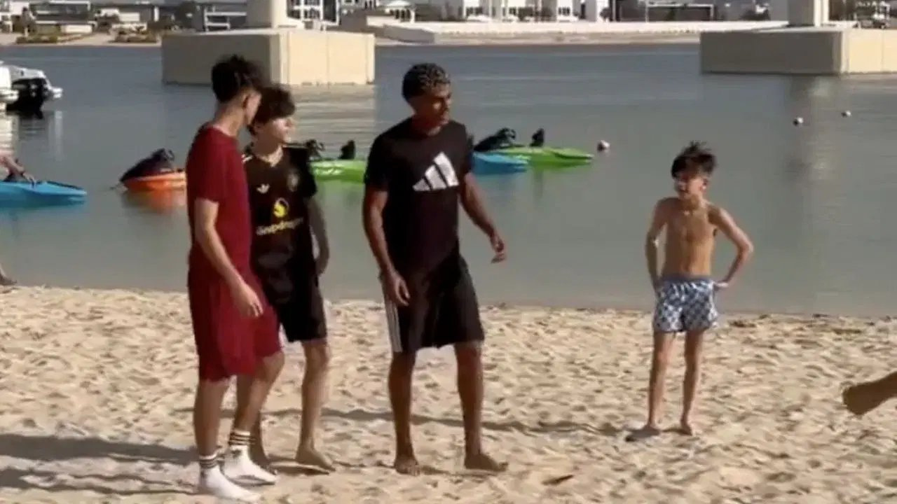 Lamine Yamal juega fútbol con niños en playa de Dubái
