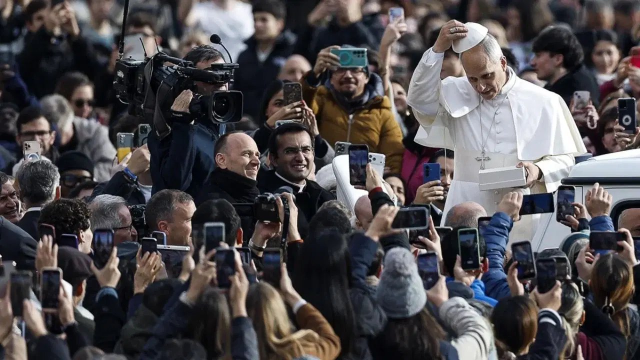 León XIV condena abusos en la Iglesia e insta formación sacerdotal