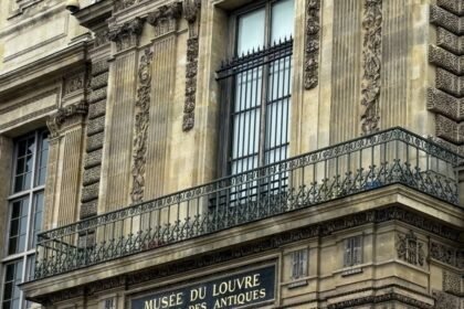 Louvre instala reja en ventana usada en robo de joyas
