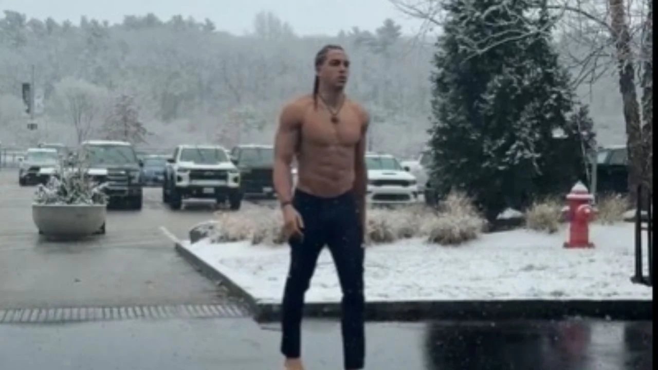 mack hollins receptor de patriots llega al estadio descalzo y