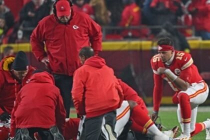 mahomes reza por su companero wanya morris tras sufrir grave
