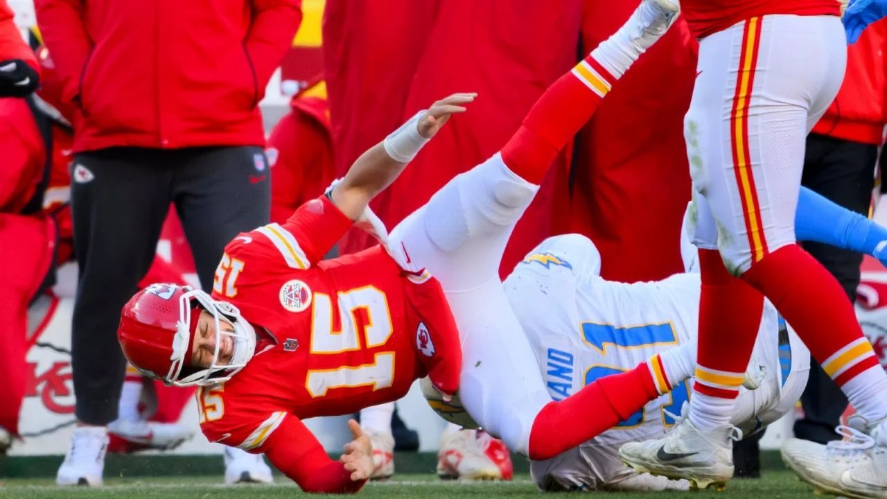 mahomes se lesiona de la rodilla y chiefs son eliminados