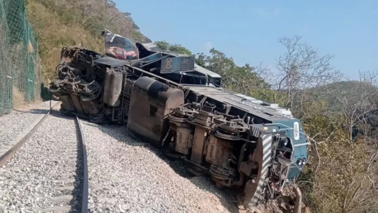 Marina confirma 13 muertos y 98 lesionados por descarrilamiento en Oaxaca