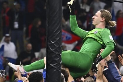 matvey safonov portero del psg sufre fractura de mano tras