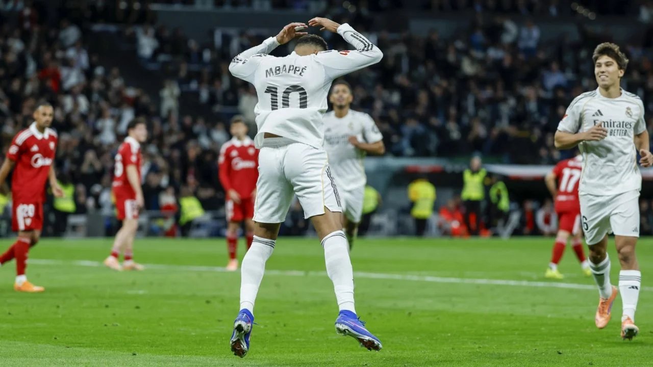 mbappe celebra 27 anos con gol record y homenaje a