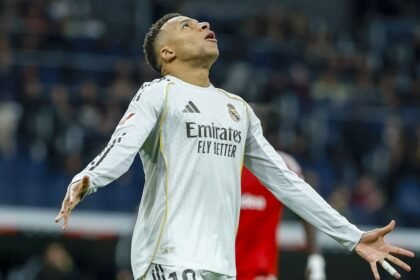 Mbappé se pierde la Supercopa por esguince de rodilla