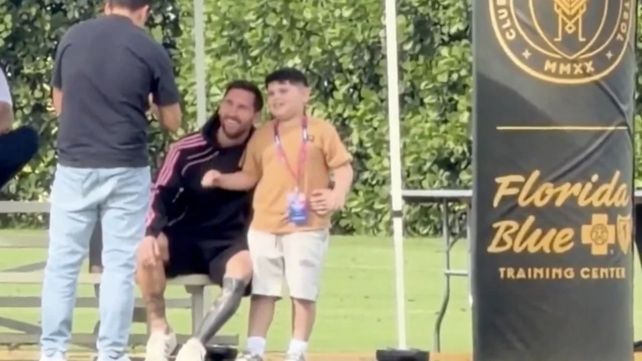 messi crea un instante memorable con un nino en el