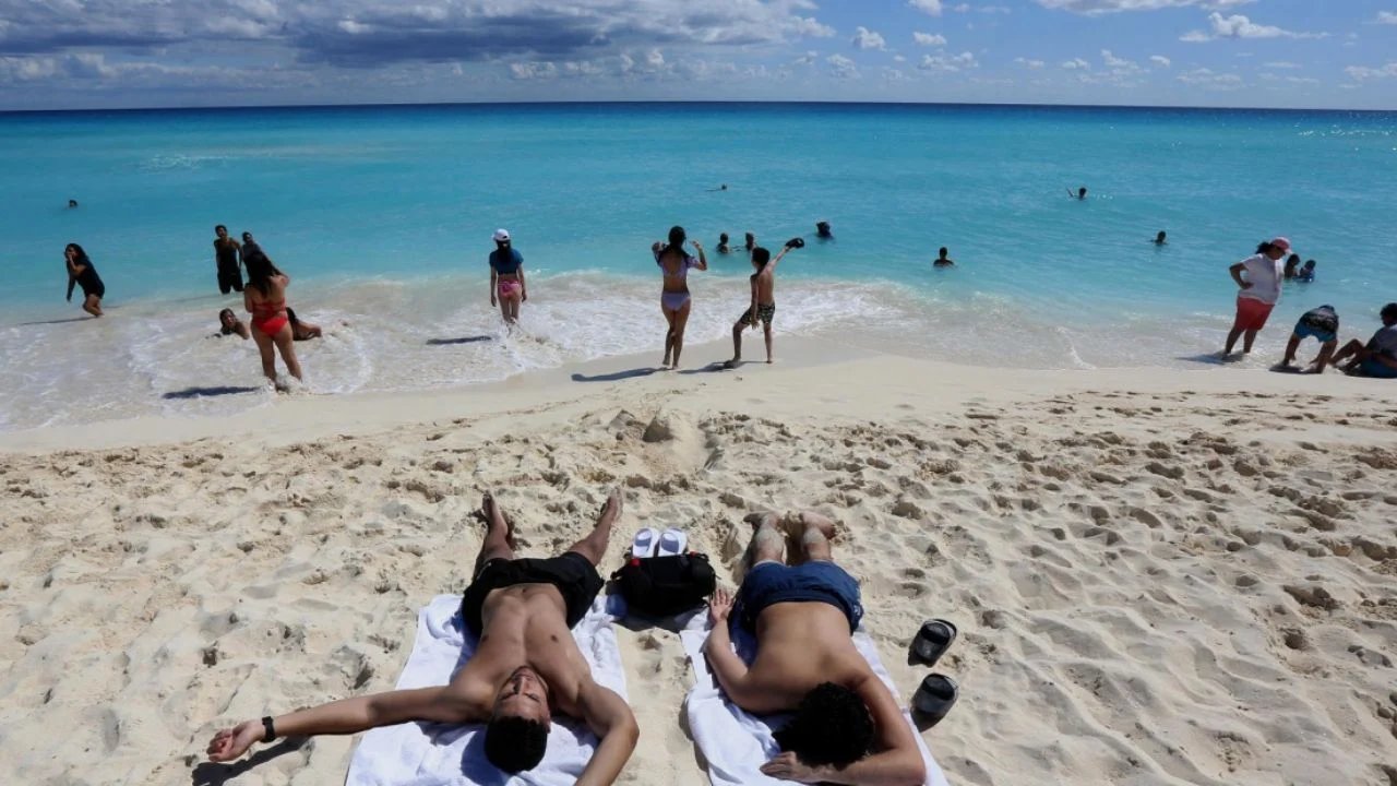 mexico preve casi cinco millones de turistas en la temporada