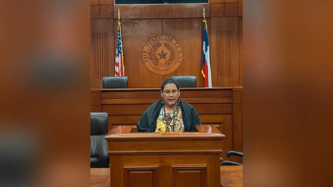 Ministra Batres viaja a Texas por reforma judicial; la acompaña su hijo