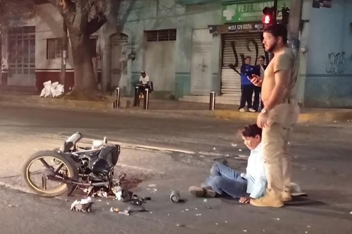 motociclista ebrio choca contra auto en la zona centro de