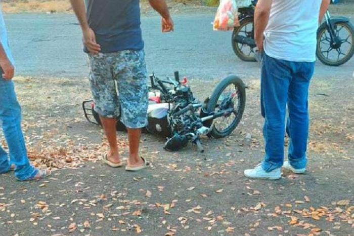 Motociclista joven herido tras choque en carretera rural, Apatzingán, Michoacán