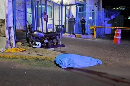Motociclista muere frente a delegación policial en León, Guanajuato; tres graves