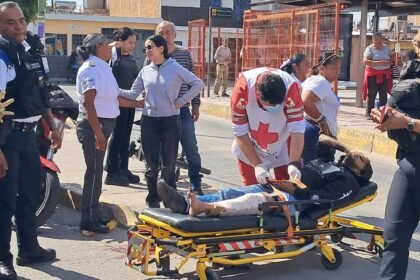 Motociclista sufre fractura expuesta tras colisión con camioneta