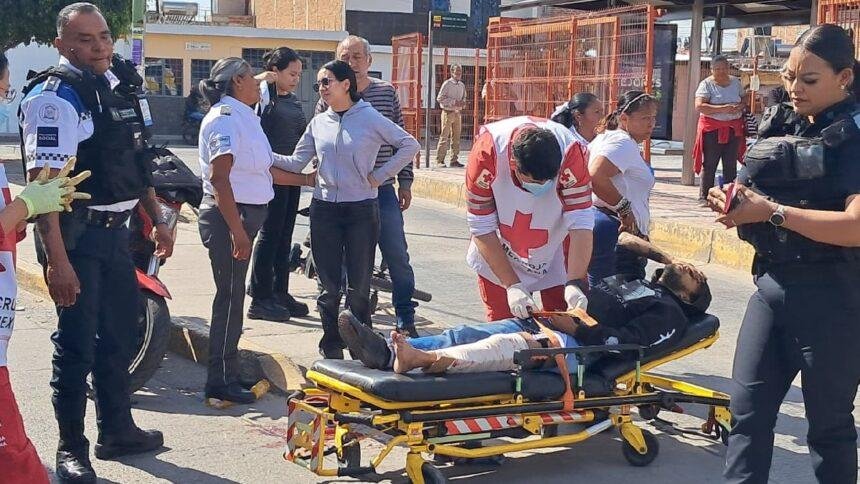 Motociclista sufre fractura expuesta tras colisión con camioneta