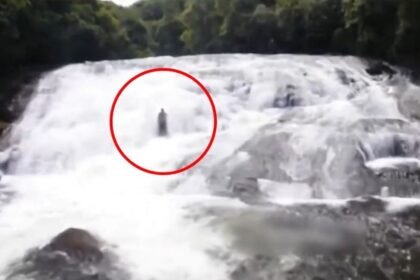 Mujer capta figura humanoide saliendo de las aguas de una cascada
