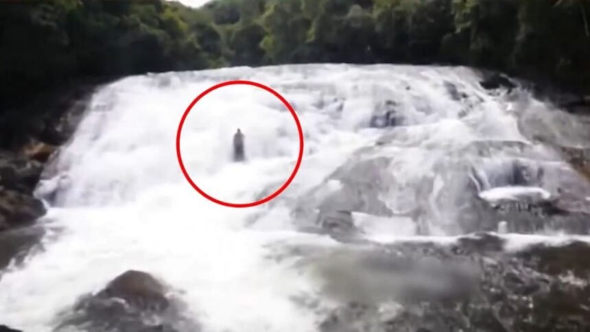 Mujer capta figura humanoide saliendo de las aguas de una cascada