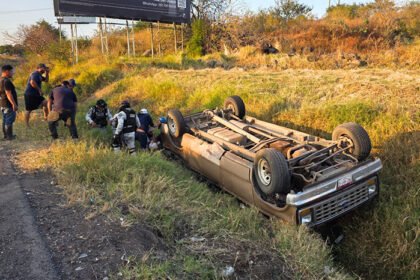 mujer y nina resultan heridas en volcadura en el libramiento