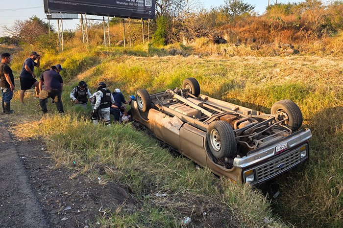 mujer y nina resultan heridas en volcadura en el libramiento