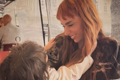 Natalia Téllez celebra 40 años y comparte una foto de su infancia con su hija