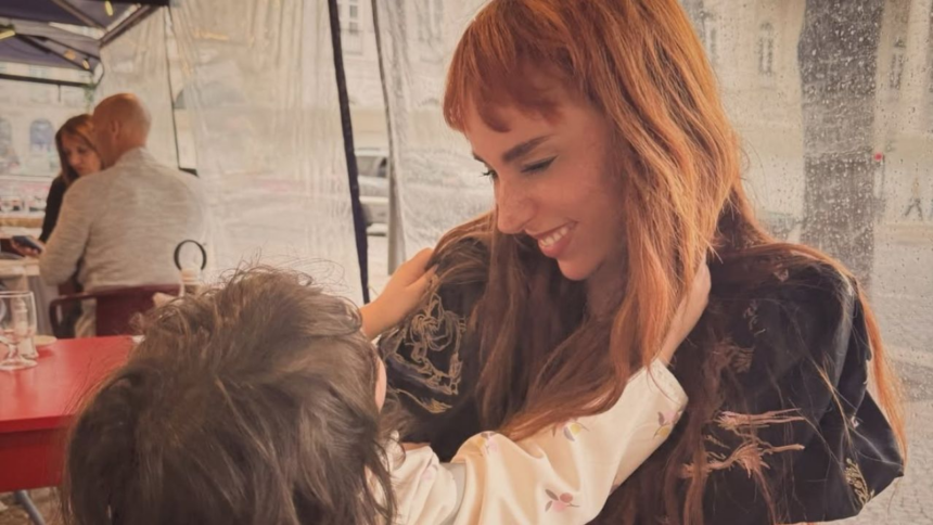 Natalia Téllez celebra 40 años y comparte una foto de su infancia con su hija