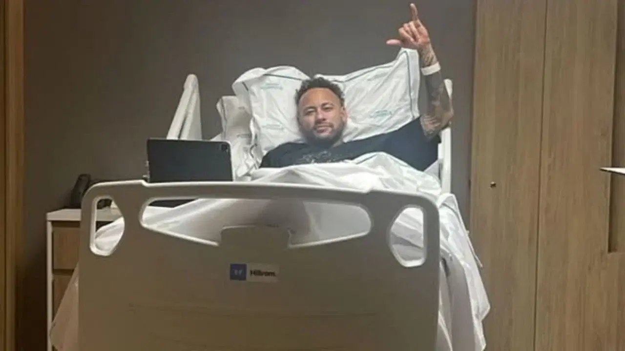 neymar operado rodilla izquierda baja 1 mes y renovacion con