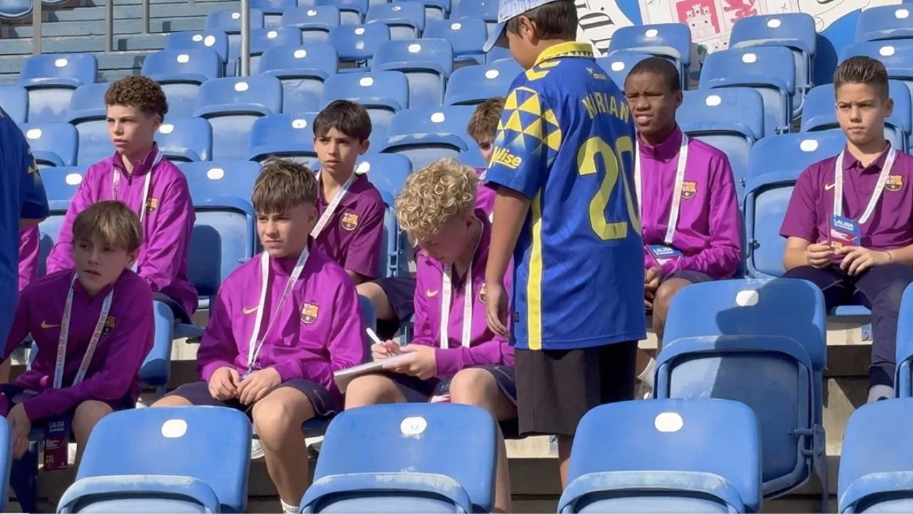 Niños de 10 años de la Academia del Barça firman autógrafos