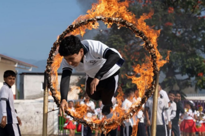 Niños de secundaria realizan salto sobre aro de fuego en ceremonia escolar