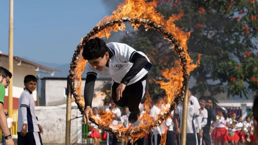 Niños de secundaria realizan salto sobre aro de fuego en ceremonia escolar
